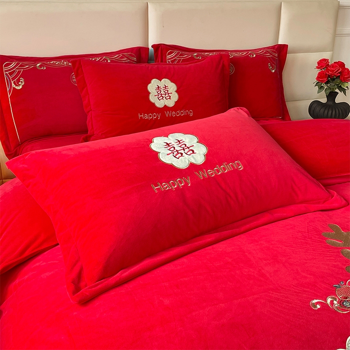 91家纺网 家纺一手货源 找家纺 富之雅婚庆 2025新款高克重全工艺牛奶绒宝宝绒刺绣婚庆四件套 喜事连连（花边款宝宝绒）