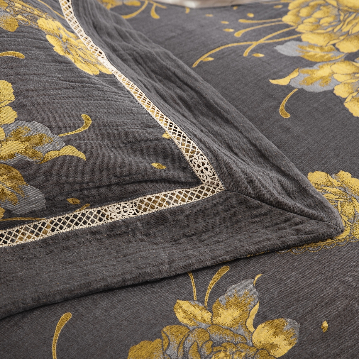 91家纺网 家纺一手货源 找家纺 （总）仰望棉麻双层纱供应链 2026新款镂空加宽飞边全棉色织提花双层纱四件套-芳华