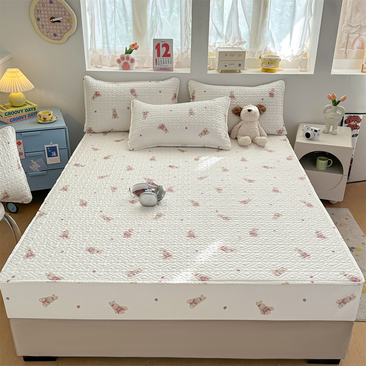 91家纺网 家纺一手货源 找家纺 忘忧草 2025新款清新简约全棉印花夹棉床笠 莓园兔兔