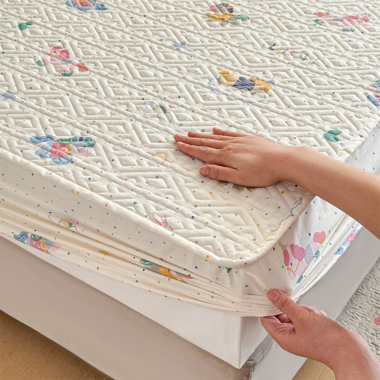 91家纺网 家纺一手货源 找家纺 忘忧草 2025新款清新简约全棉印花夹棉床笠 彩虹木马