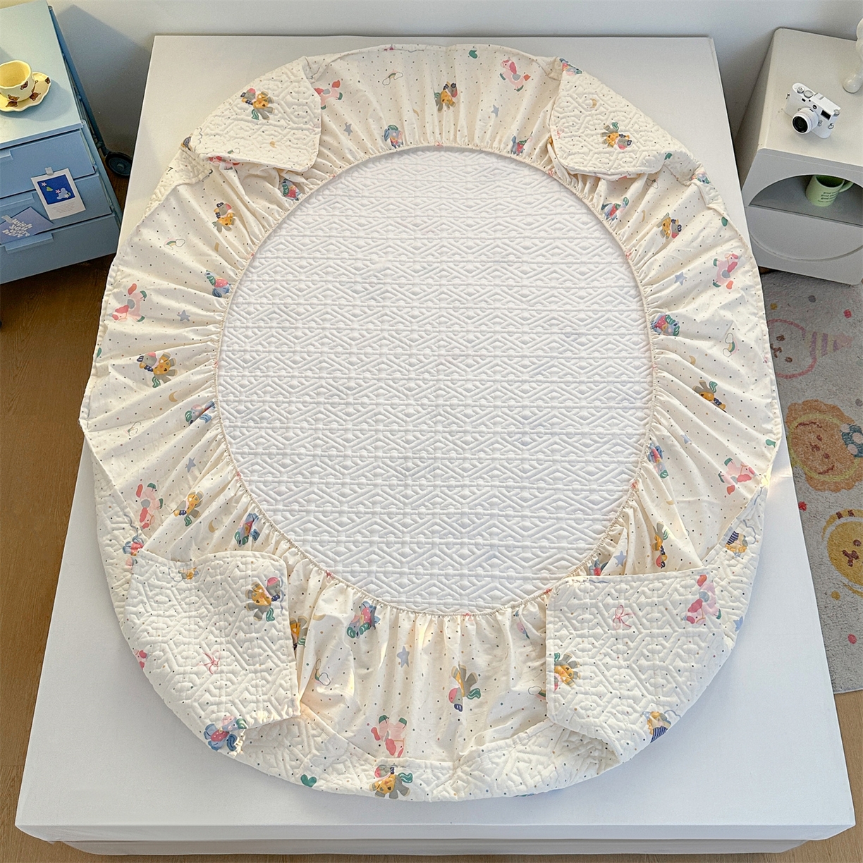 91家纺网 家纺一手货源 找家纺 忘忧草 2025新款清新简约全棉印花夹棉床笠 彩虹木马