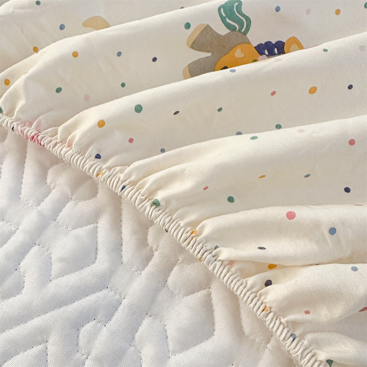 91家纺网 家纺一手货源 找家纺 忘忧草 2025新款清新简约全棉印花夹棉床笠 彩虹木马