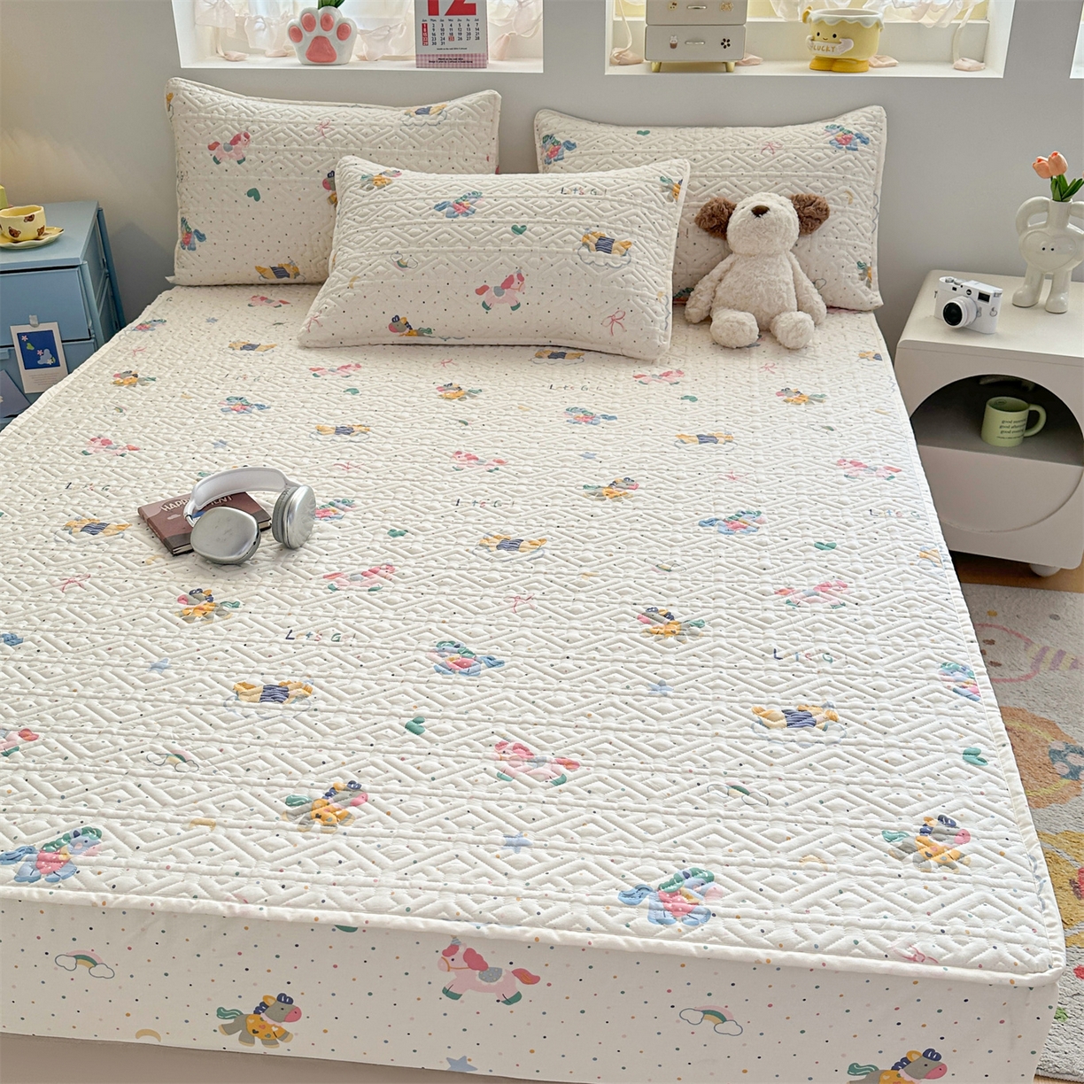 91家纺网 家纺一手货源 找家纺 忘忧草 2025新款清新简约全棉印花夹棉床笠 彩虹木马