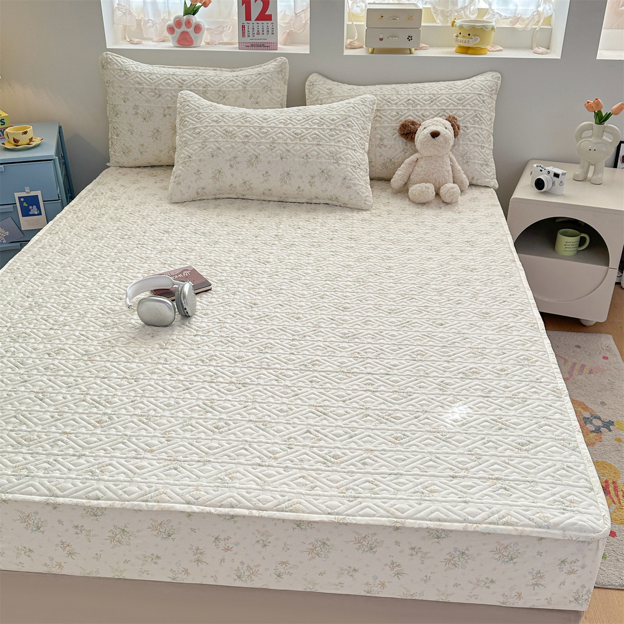 91家纺网 家纺一手货源 找家纺 忘忧草 2025新款清新简约全棉印花夹棉床笠 荷叶邮差