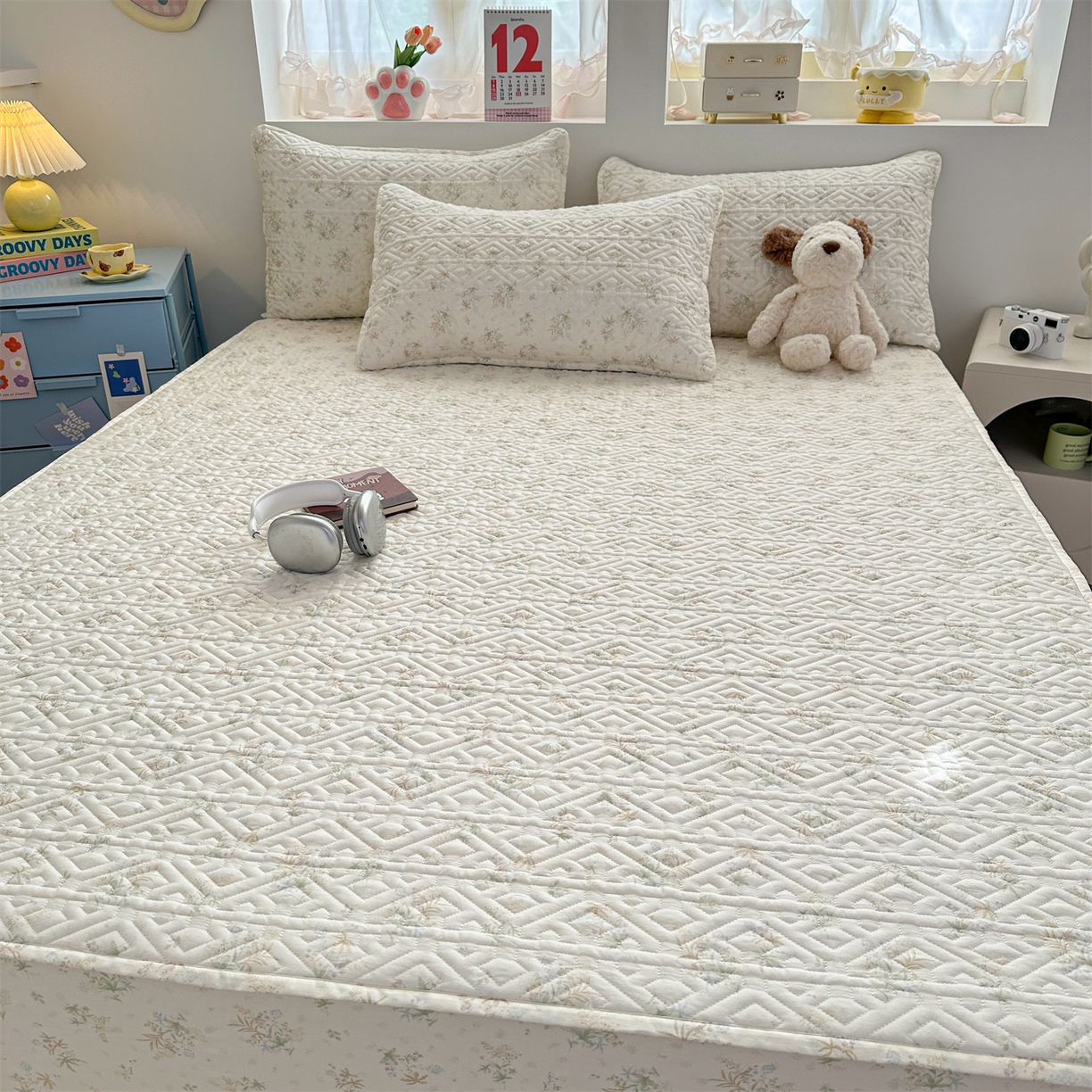 91家纺网 家纺一手货源 找家纺 忘忧草 2025新款清新简约全棉印花夹棉床笠 荷叶邮差