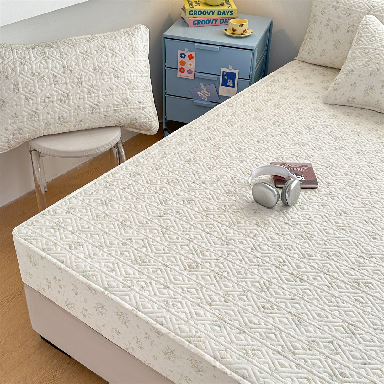 91家纺网 家纺一手货源 找家纺 忘忧草 2025新款清新简约全棉印花夹棉床笠 荷叶邮差