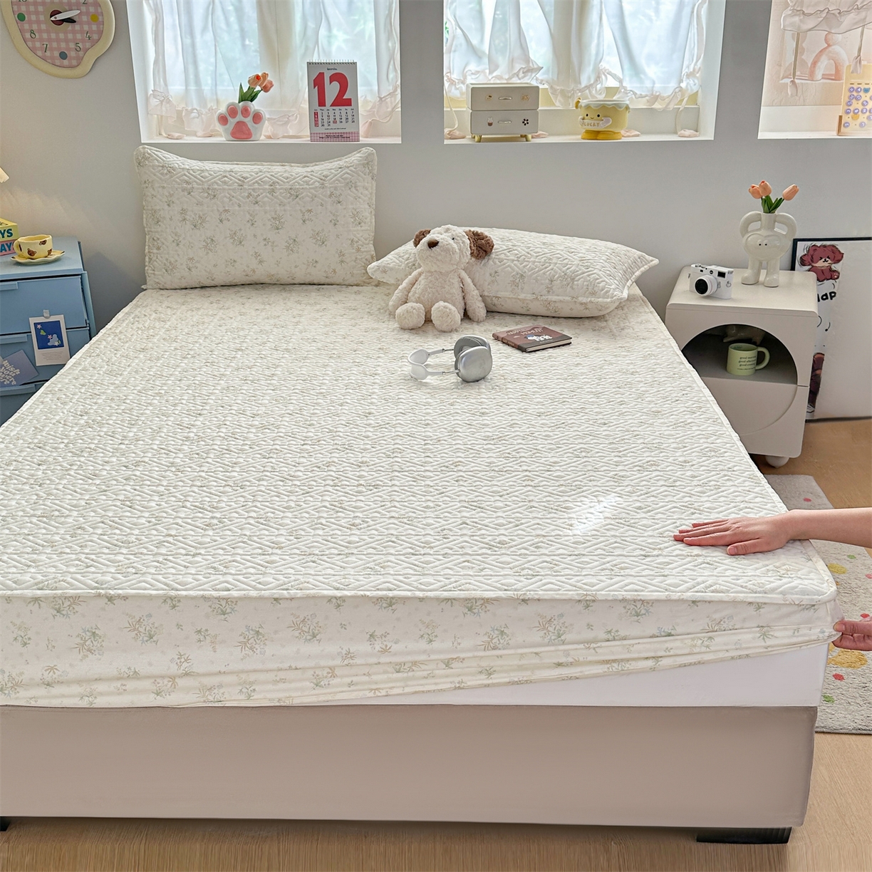 91家纺网 家纺一手货源 找家纺 忘忧草 2025新款清新简约全棉印花夹棉床笠 荷叶邮差