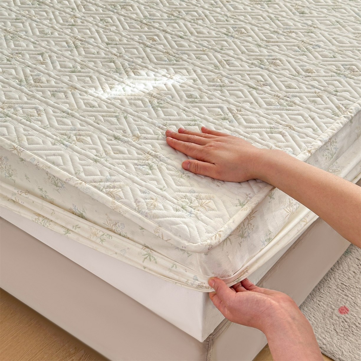 91家纺网 家纺一手货源 找家纺 忘忧草 2025新款清新简约全棉印花夹棉床笠 荷叶邮差