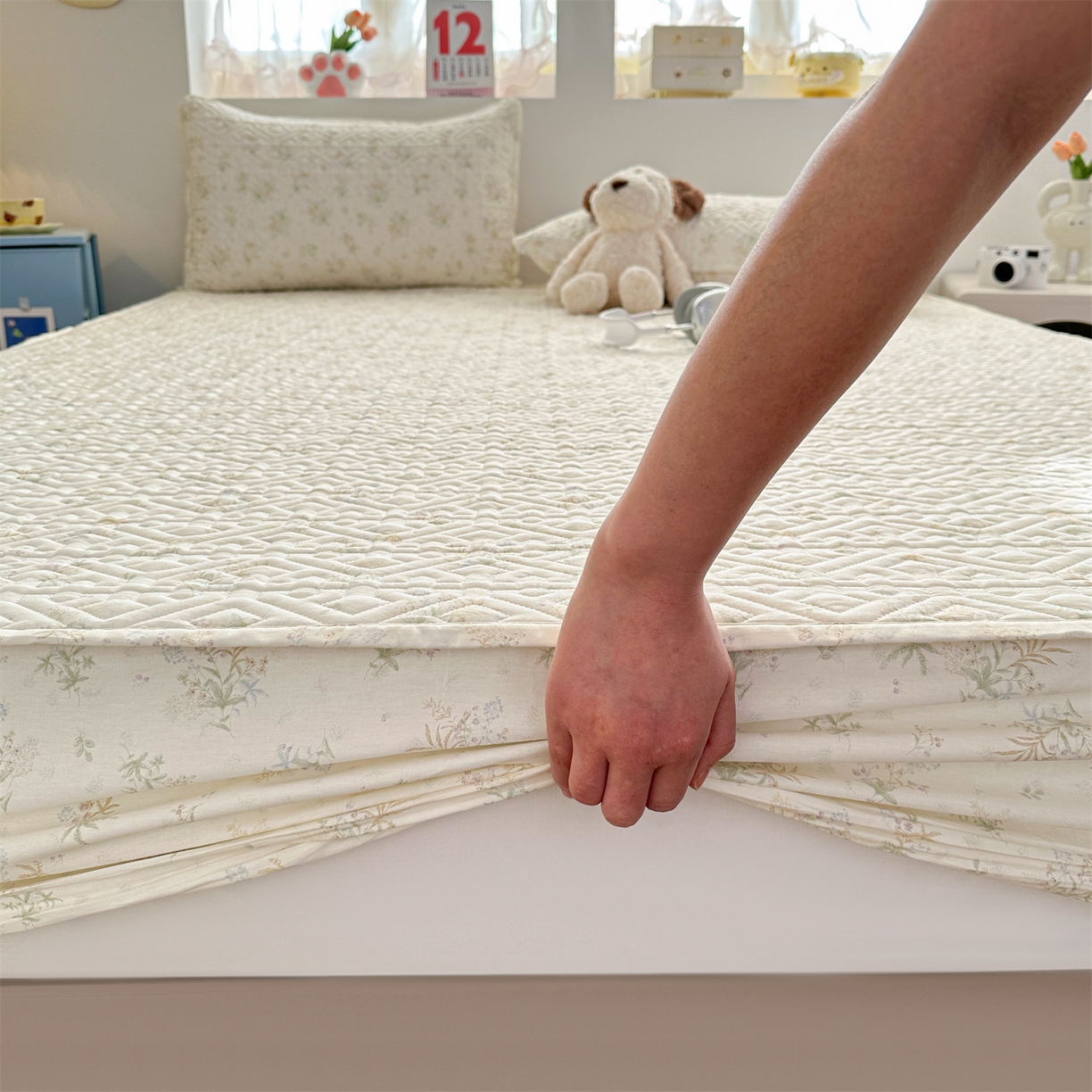 91家纺网 家纺一手货源 找家纺 忘忧草 2025新款清新简约全棉印花夹棉床笠 荷叶邮差