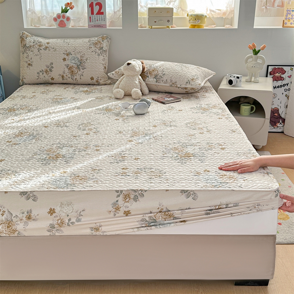 91家纺网 家纺一手货源 找家纺 忘忧草 2025新款清新简约全棉印花夹棉床笠 花影呢喃-咖