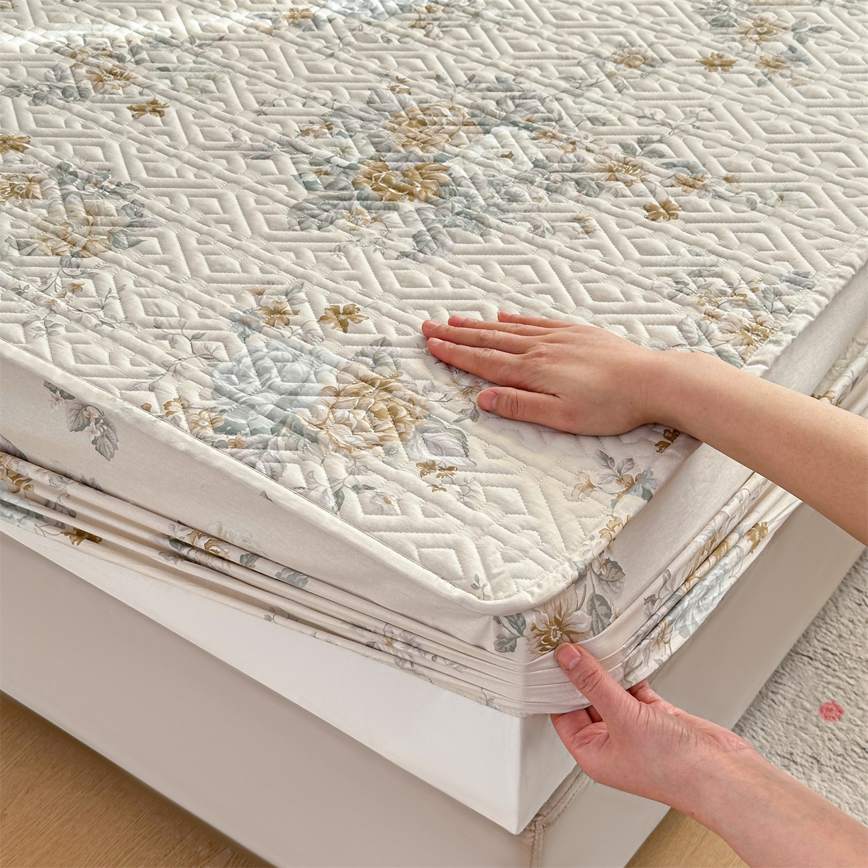 91家纺网 家纺一手货源 找家纺 忘忧草 2025新款清新简约全棉印花夹棉床笠 花影呢喃-咖