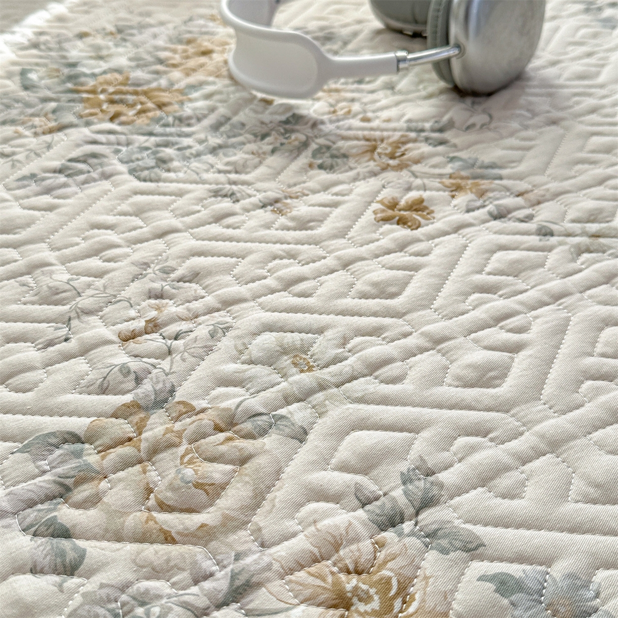 91家纺网 家纺一手货源 找家纺 忘忧草 2025新款清新简约全棉印花夹棉床笠 花影呢喃-咖