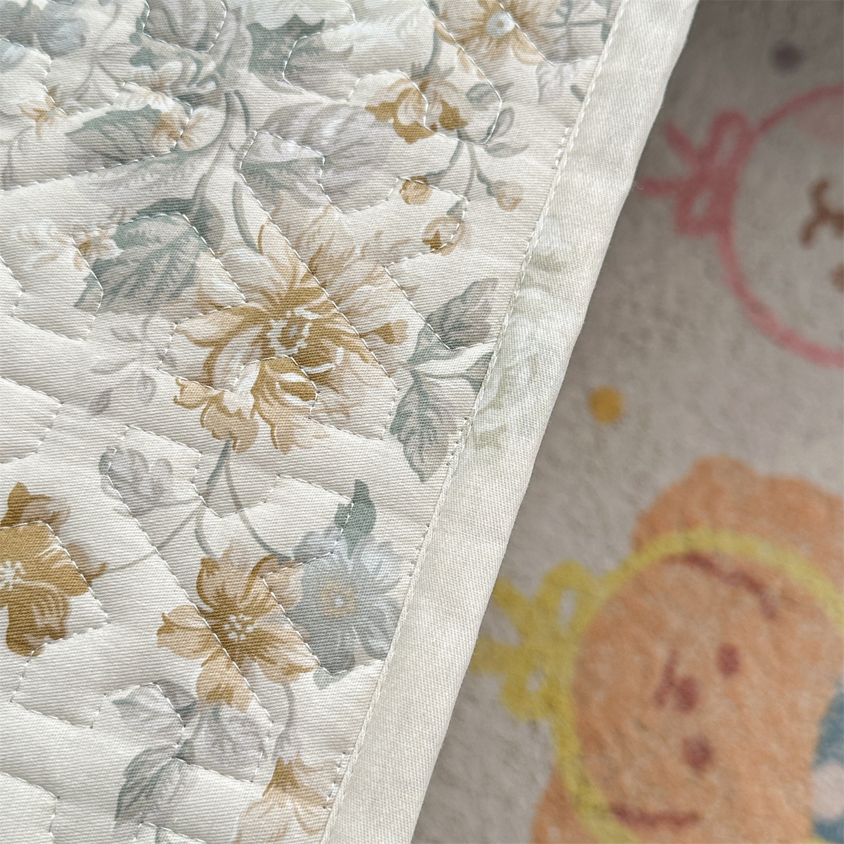 91家纺网 家纺一手货源 找家纺 忘忧草 2025新款清新简约全棉印花夹棉床笠 花影呢喃-咖