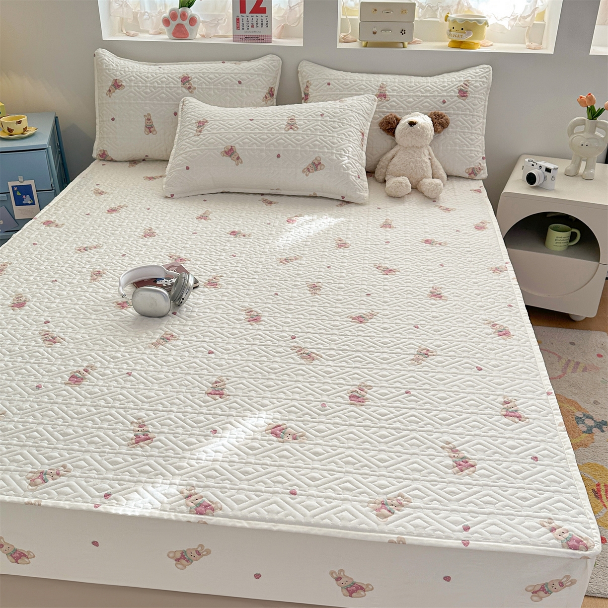 91家纺网 家纺一手货源 找家纺 忘忧草 2025新款清新简约全棉印花夹棉床笠 莓园兔兔