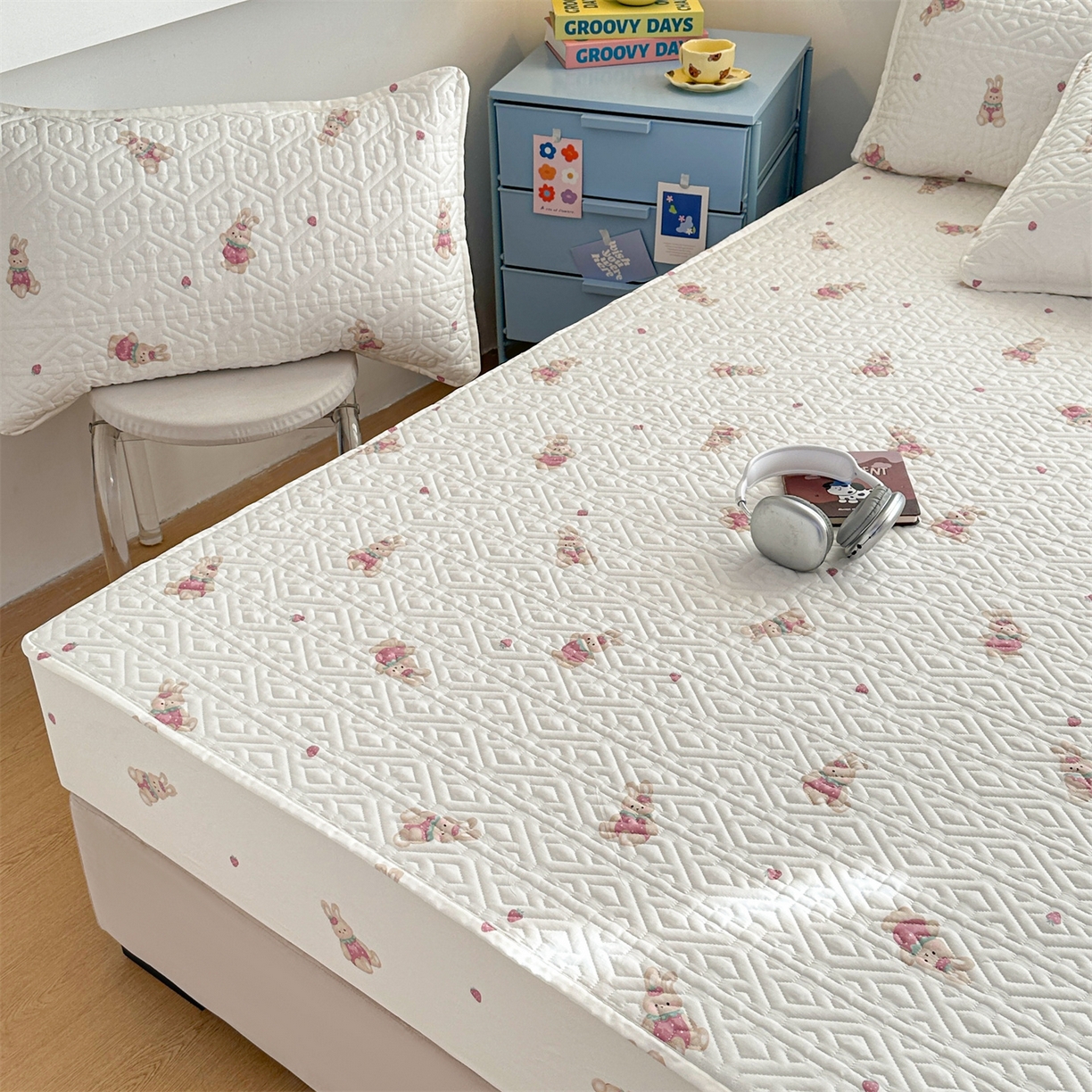 91家纺网 家纺一手货源 找家纺 忘忧草 2025新款清新简约全棉印花夹棉床笠 莓园兔兔