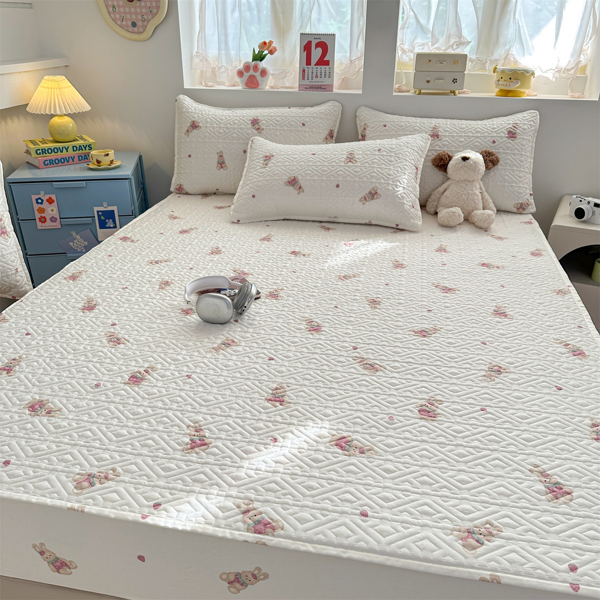 91家纺网 家纺一手货源 找家纺 忘忧草 2025新款清新简约全棉印花夹棉床笠 莓园兔兔