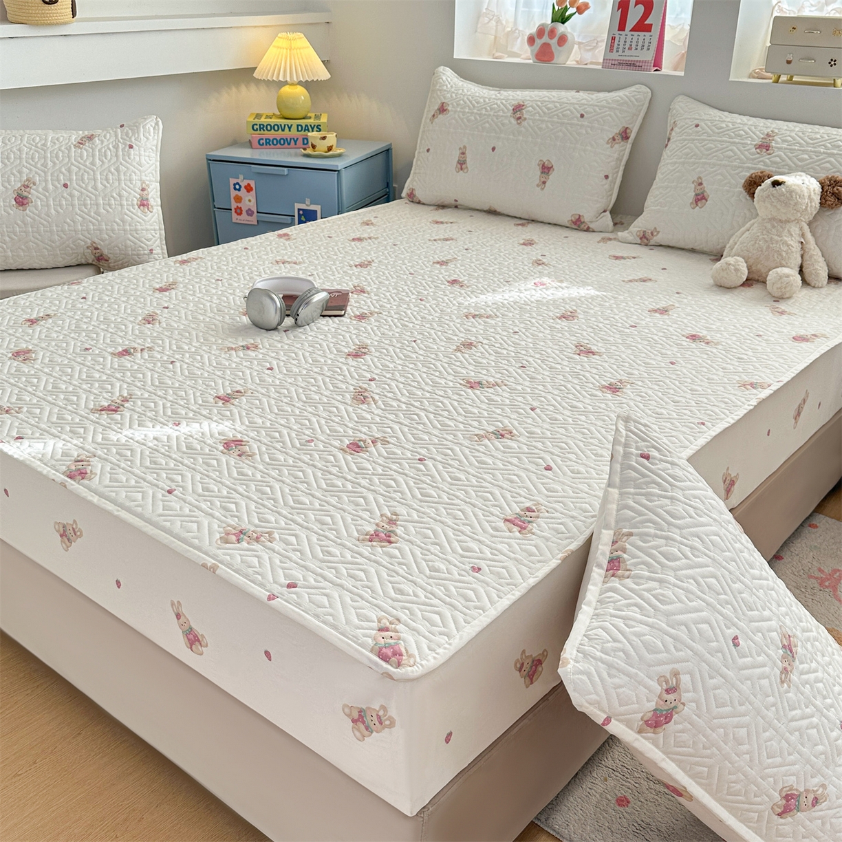 91家纺网 家纺一手货源 找家纺 忘忧草 2025新款清新简约全棉印花夹棉床笠 莓园兔兔