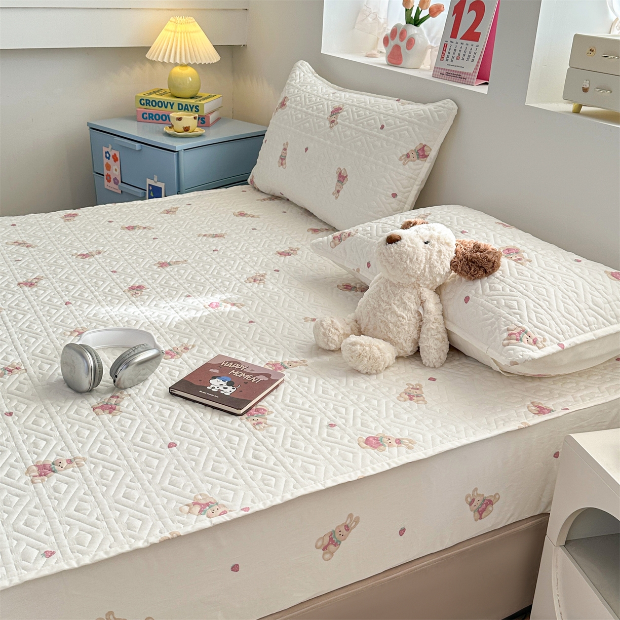 91家纺网 家纺一手货源 找家纺 忘忧草 2025新款清新简约全棉印花夹棉床笠 莓园兔兔