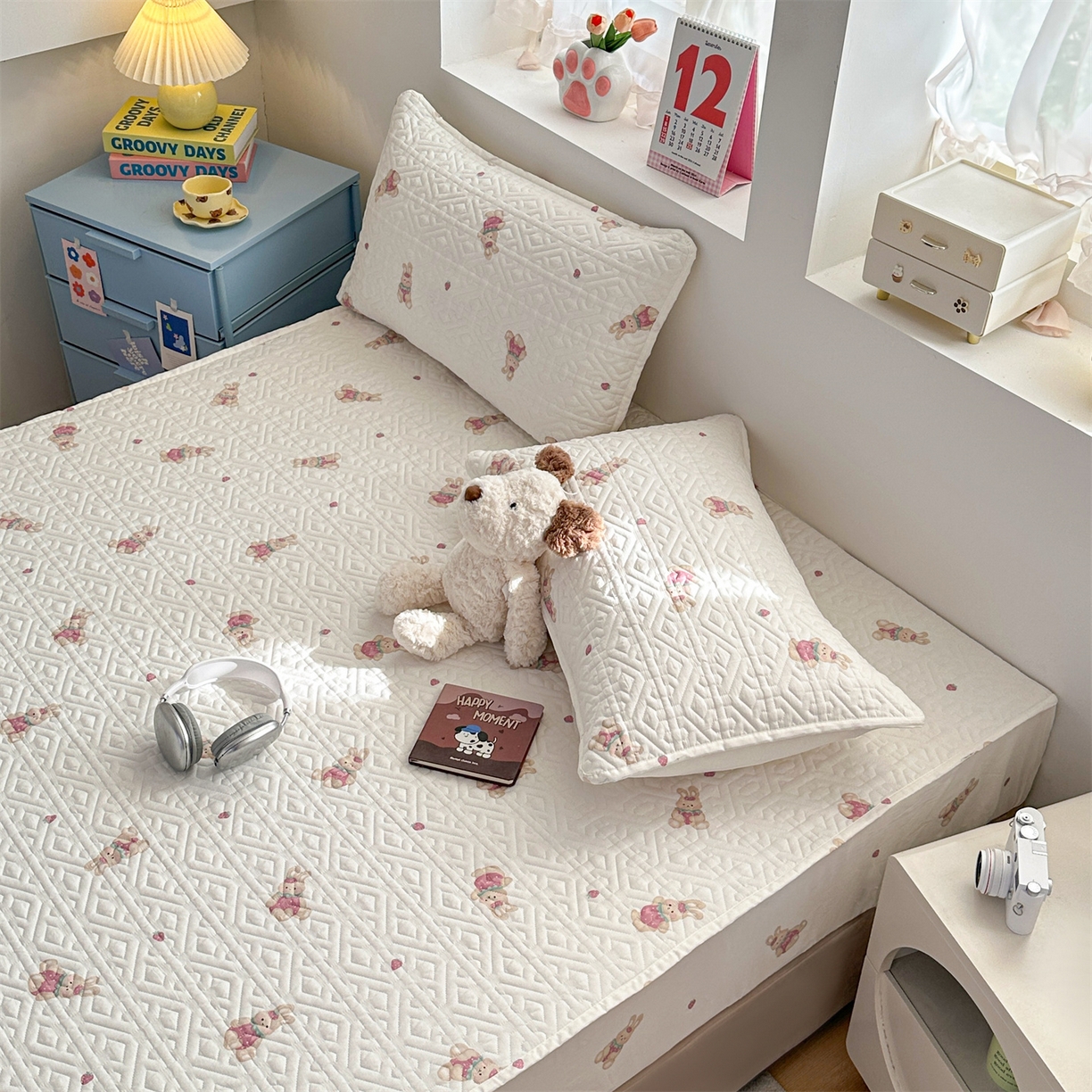 91家纺网 家纺一手货源 找家纺 忘忧草 2025新款清新简约全棉印花夹棉床笠 莓园兔兔