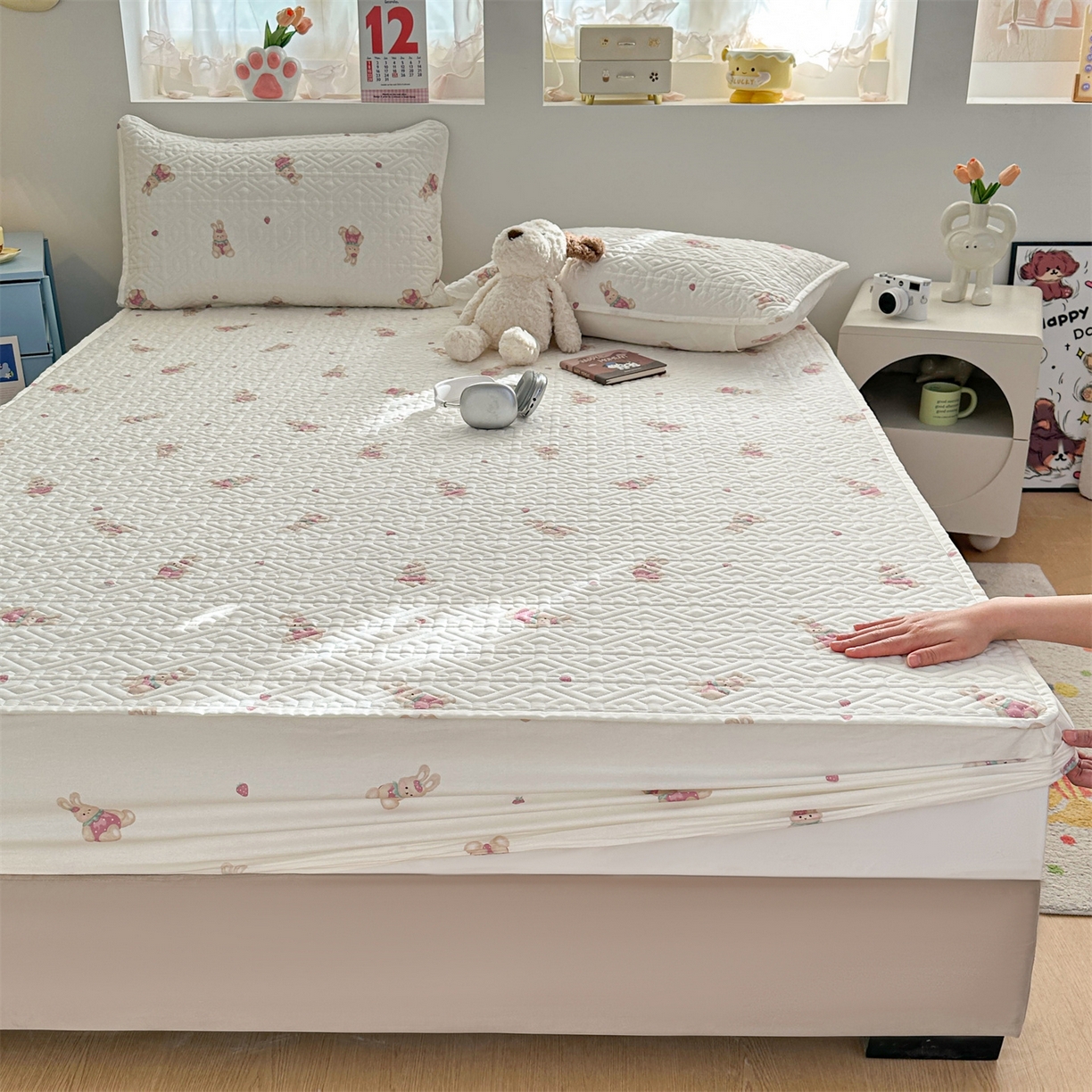 91家纺网 家纺一手货源 找家纺 忘忧草 2025新款清新简约全棉印花夹棉床笠 莓园兔兔