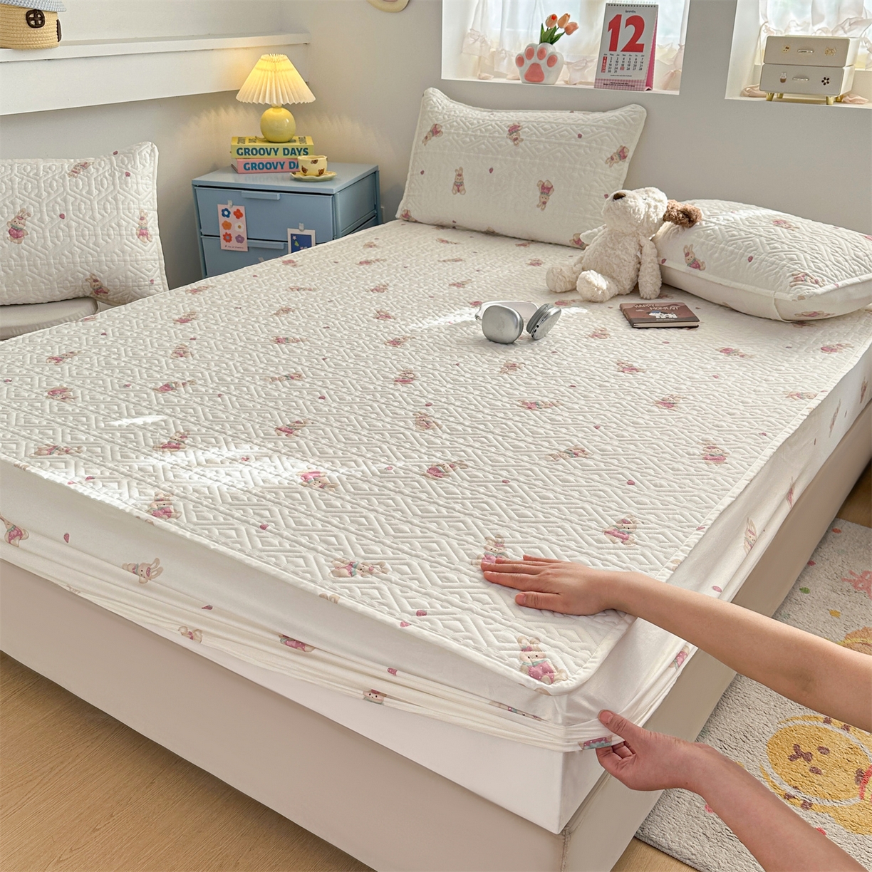 91家纺网 家纺一手货源 找家纺 忘忧草 2025新款清新简约全棉印花夹棉床笠 莓园兔兔