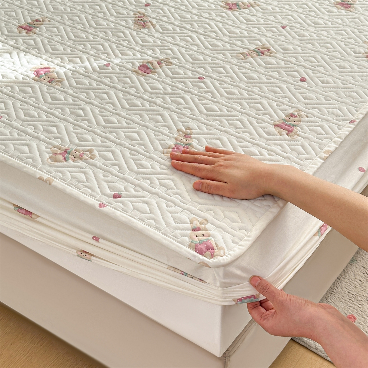 91家纺网 家纺一手货源 找家纺 忘忧草 2025新款清新简约全棉印花夹棉床笠 莓园兔兔