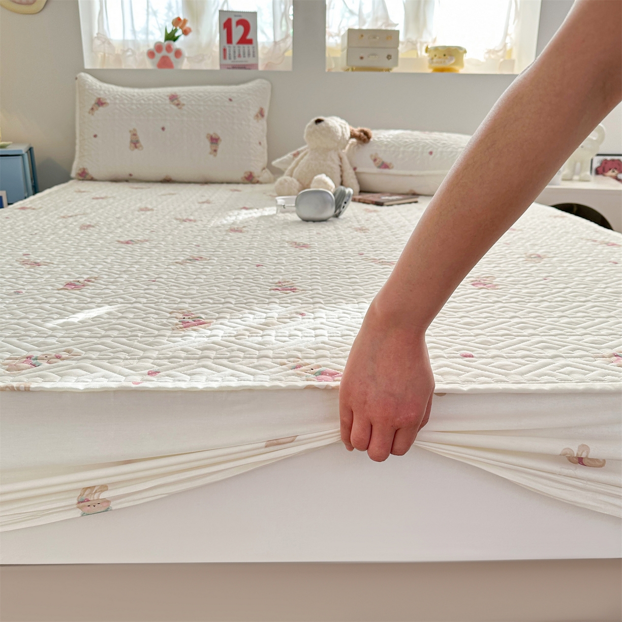 91家纺网 家纺一手货源 找家纺 忘忧草 2025新款清新简约全棉印花夹棉床笠 莓园兔兔