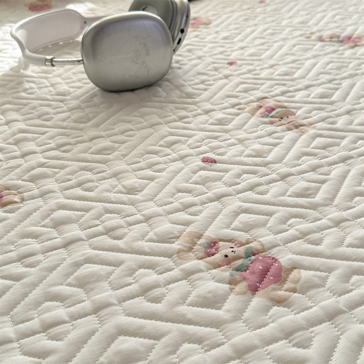 91家纺网 家纺一手货源 找家纺 忘忧草 2025新款清新简约全棉印花夹棉床笠 莓园兔兔