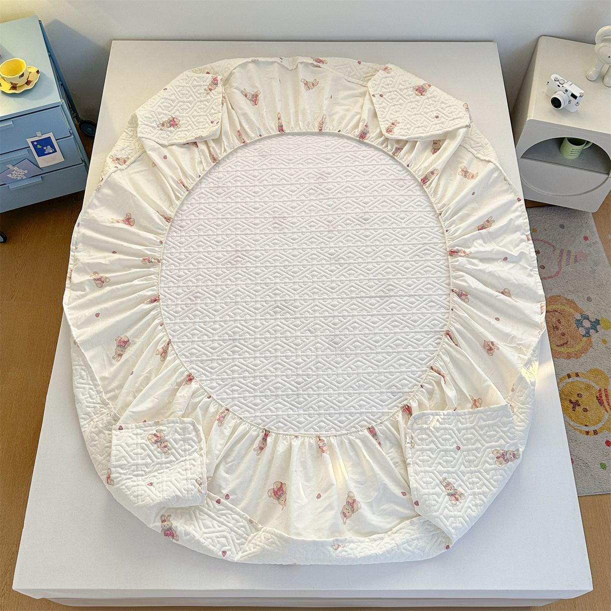 91家纺网 家纺一手货源 找家纺 忘忧草 2025新款清新简约全棉印花夹棉床笠 莓园兔兔