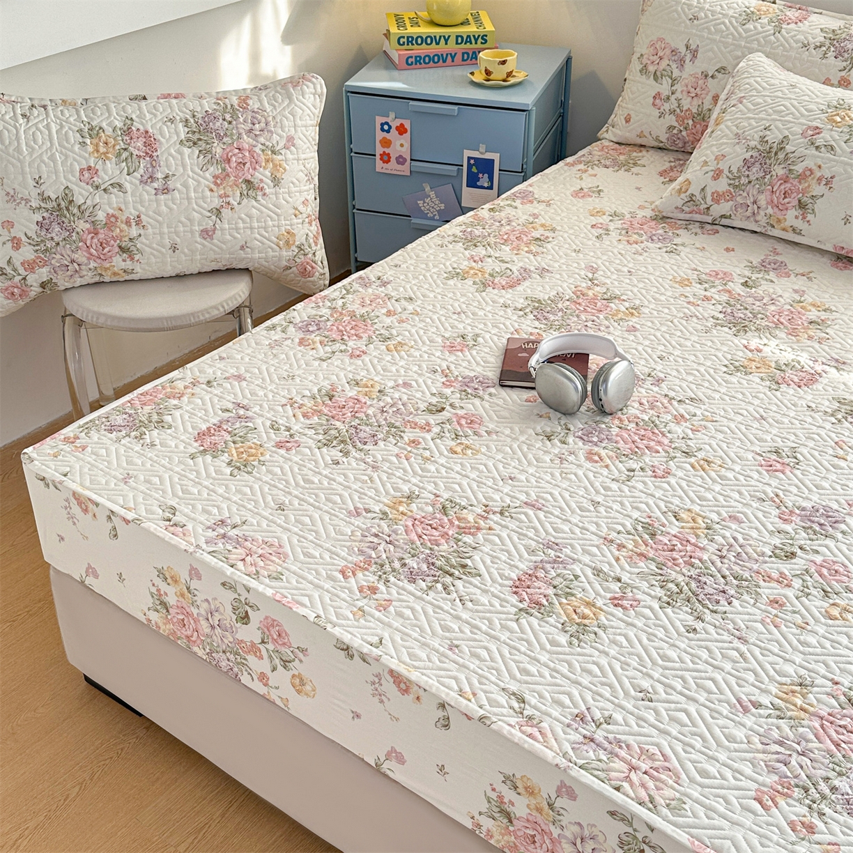 91家纺网 家纺一手货源 找家纺 忘忧草 2025新款清新简约全棉印花夹棉床笠 南法庄园