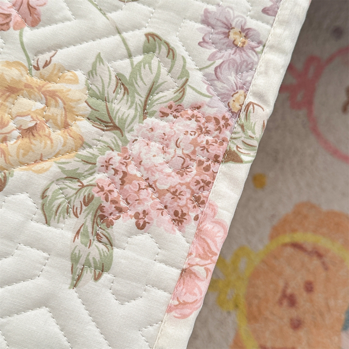 91家纺网 家纺一手货源 找家纺 忘忧草 2025新款清新简约全棉印花夹棉床笠 南法庄园