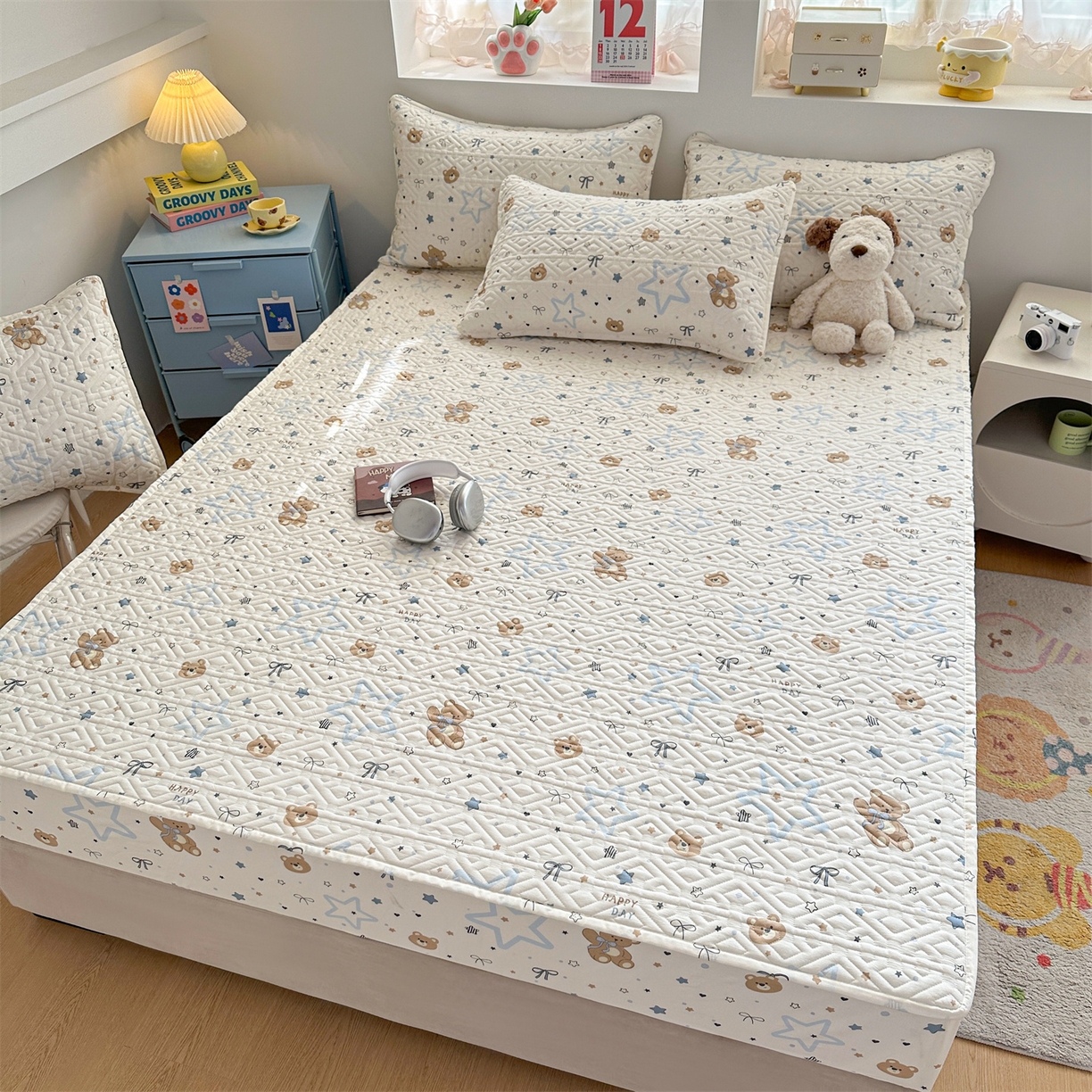 91家纺网 家纺一手货源 找家纺 忘忧草 2025新款清新简约全棉印花夹棉床笠 小熊天文馆