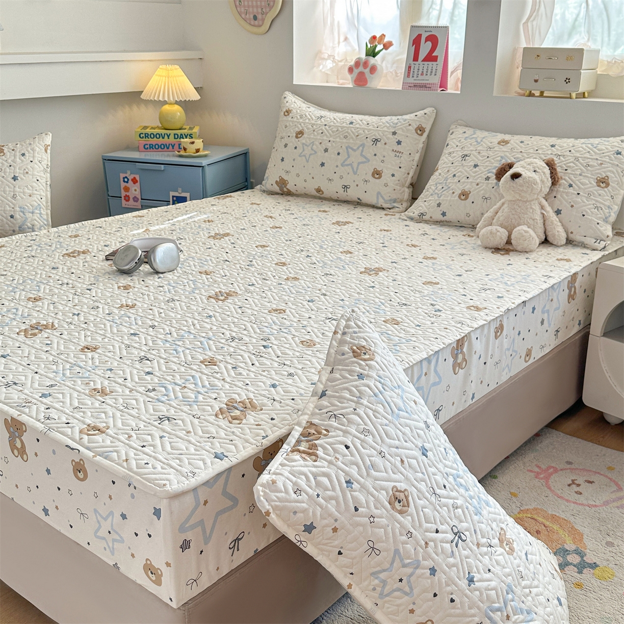 91家纺网 家纺一手货源 找家纺 忘忧草 2025新款清新简约全棉印花夹棉床笠 小熊天文馆