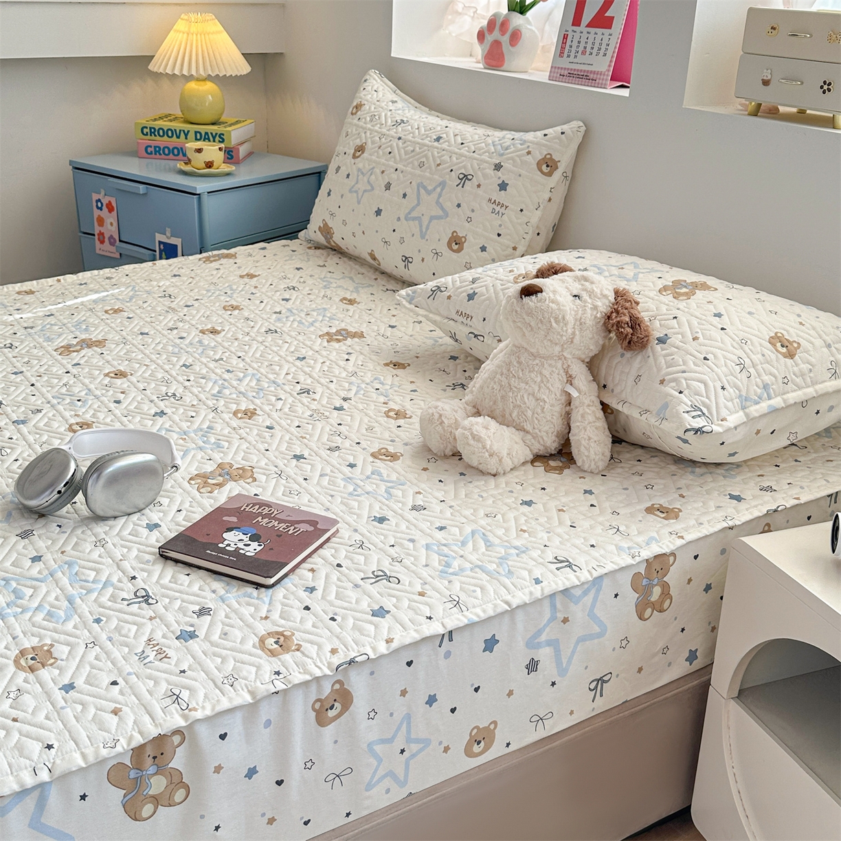 91家纺网 家纺一手货源 找家纺 忘忧草 2025新款清新简约全棉印花夹棉床笠 小熊天文馆