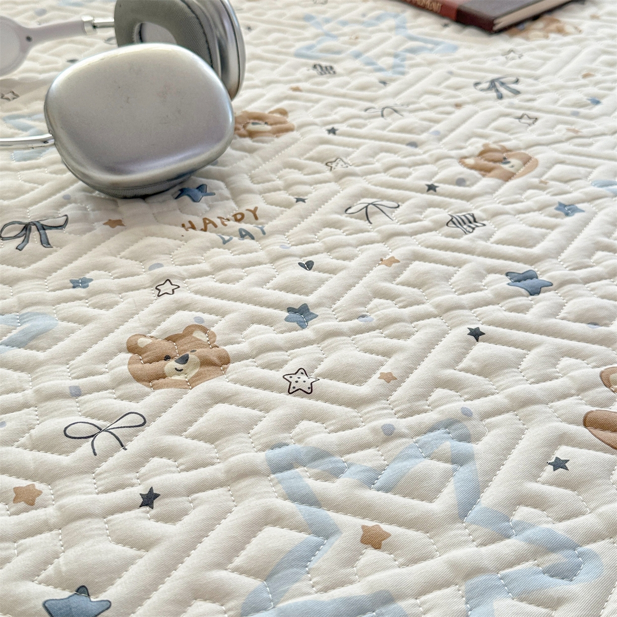 91家纺网 家纺一手货源 找家纺 忘忧草 2025新款清新简约全棉印花夹棉床笠 小熊天文馆