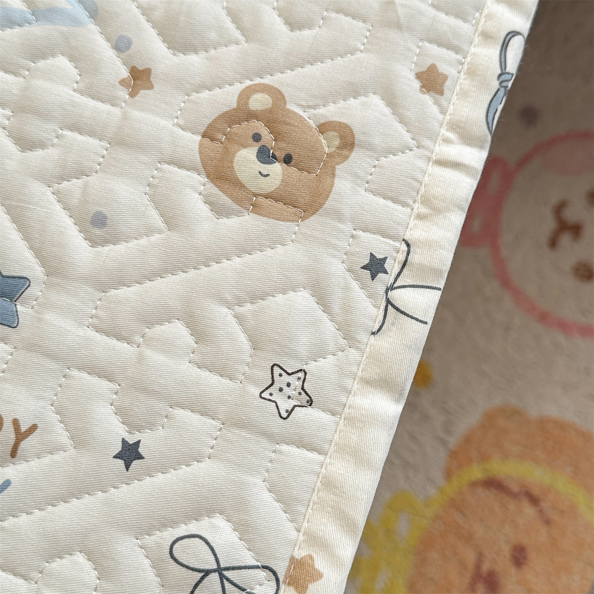 91家纺网 家纺一手货源 找家纺 忘忧草 2025新款清新简约全棉印花夹棉床笠 小熊天文馆