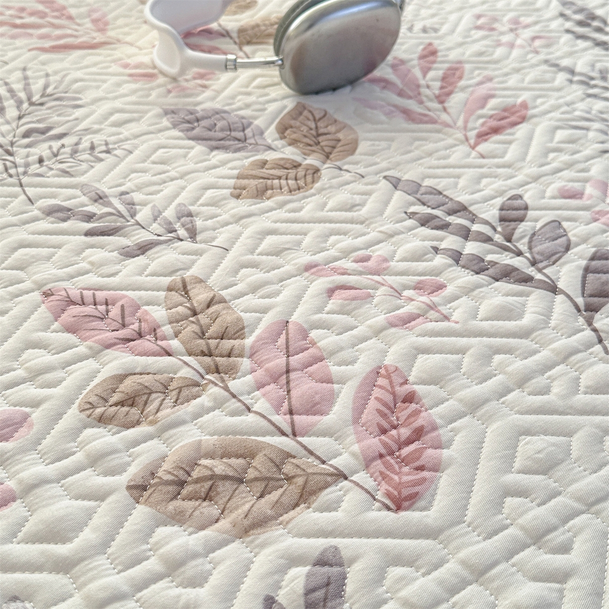 91家纺网 家纺一手货源 找家纺 忘忧草 2025新款清新简约全棉印花夹棉床笠 叶语轻喃