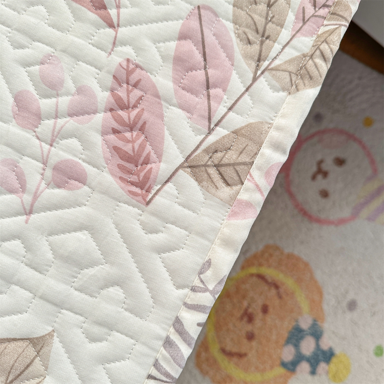 91家纺网 家纺一手货源 找家纺 忘忧草 2025新款清新简约全棉印花夹棉床笠 叶语轻喃