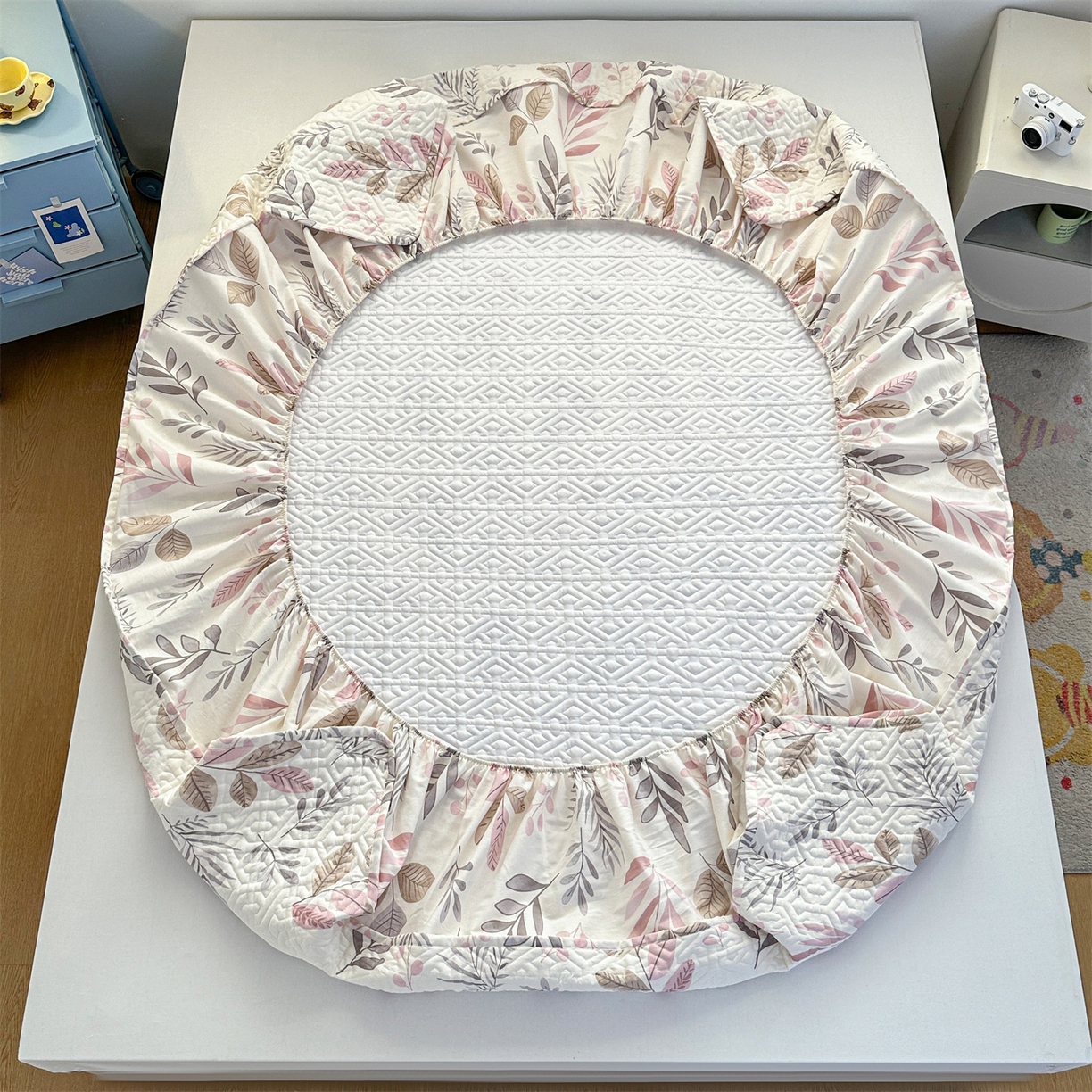 91家纺网 家纺一手货源 找家纺 忘忧草 2025新款清新简约全棉印花夹棉床笠 叶语轻喃