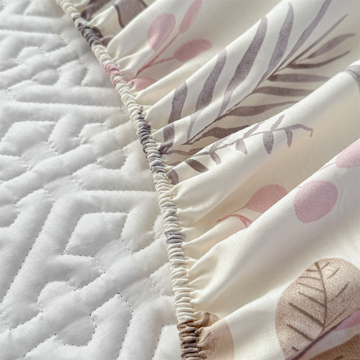 91家纺网 家纺一手货源 找家纺 忘忧草 2025新款清新简约全棉印花夹棉床笠 叶语轻喃