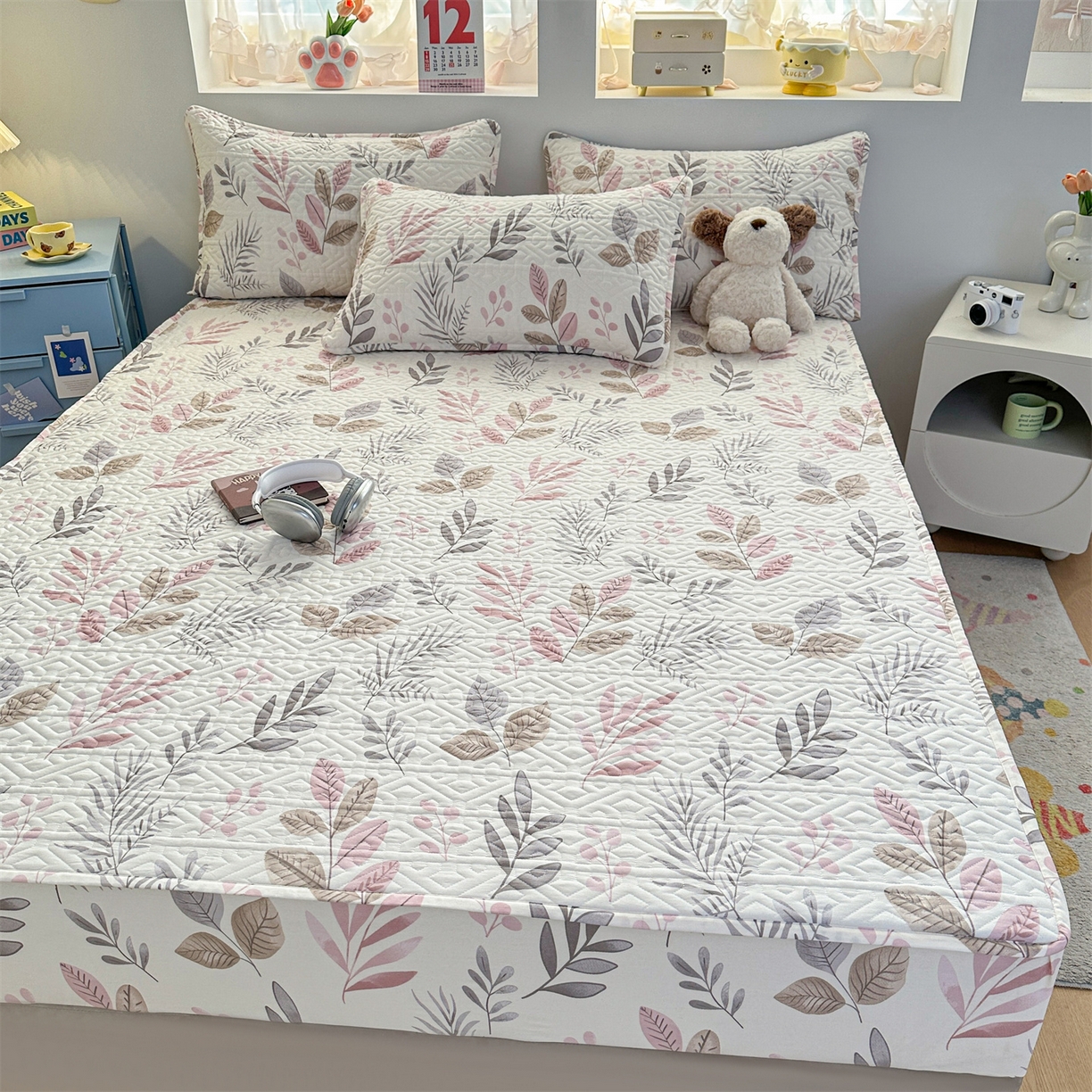 91家纺网 家纺一手货源 找家纺 忘忧草 2025新款清新简约全棉印花夹棉床笠 叶语轻喃