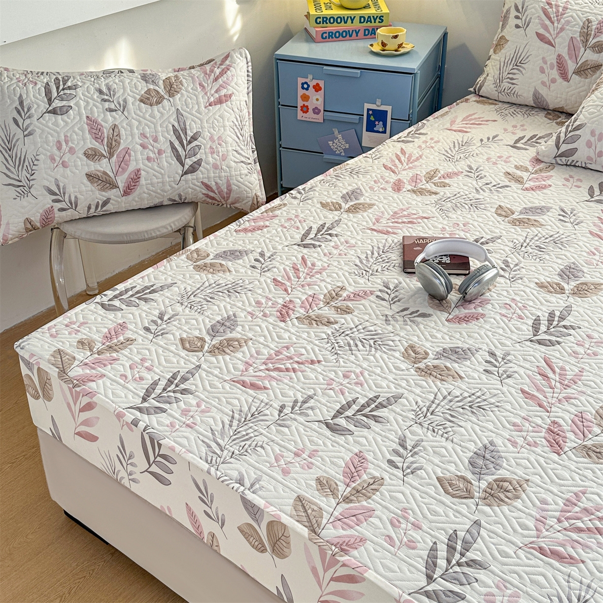 91家纺网 家纺一手货源 找家纺 忘忧草 2025新款清新简约全棉印花夹棉床笠 叶语轻喃