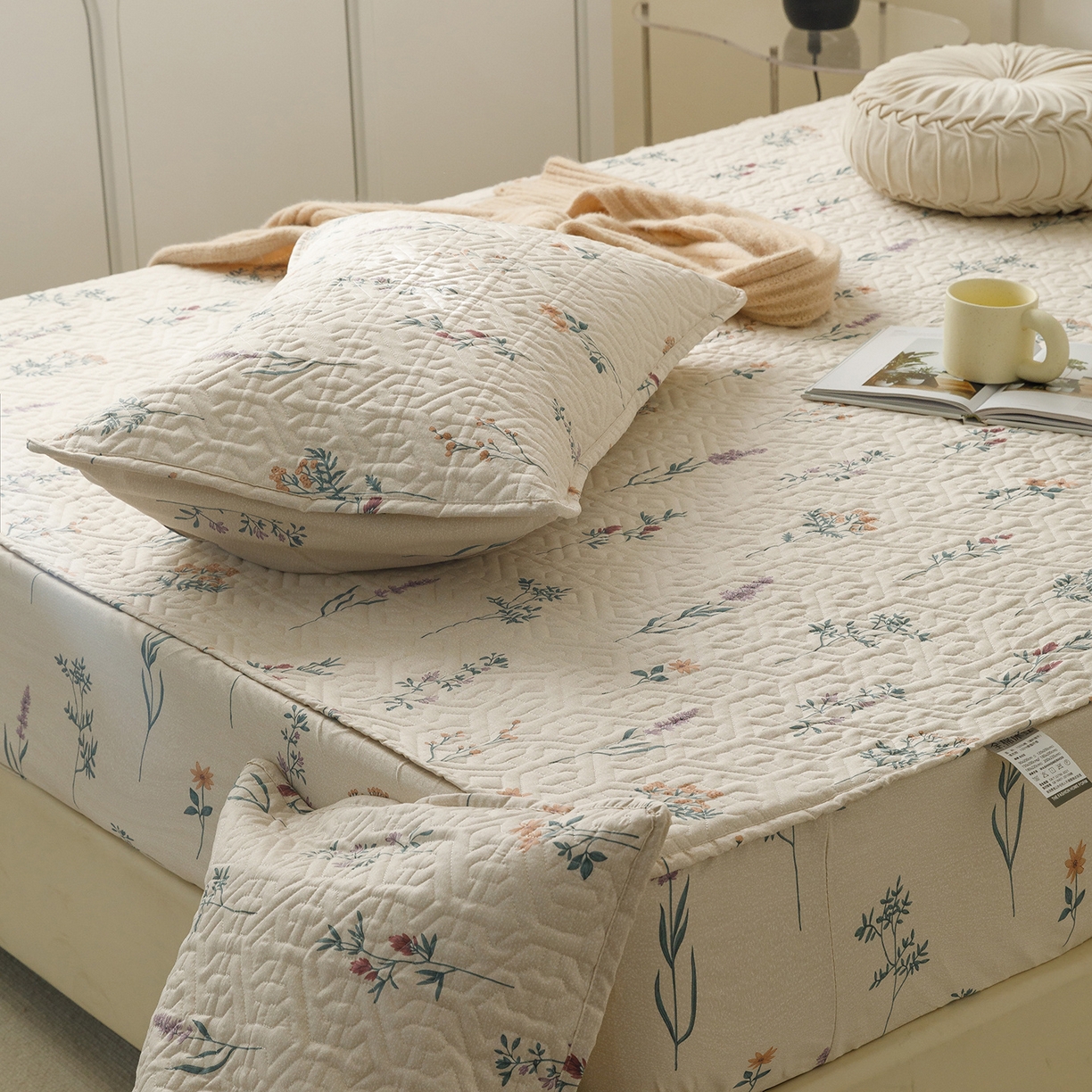 91家纺网 家纺一手货源 找家纺 忘忧草 2025新款清新简约全棉印花夹棉床笠 四季予你