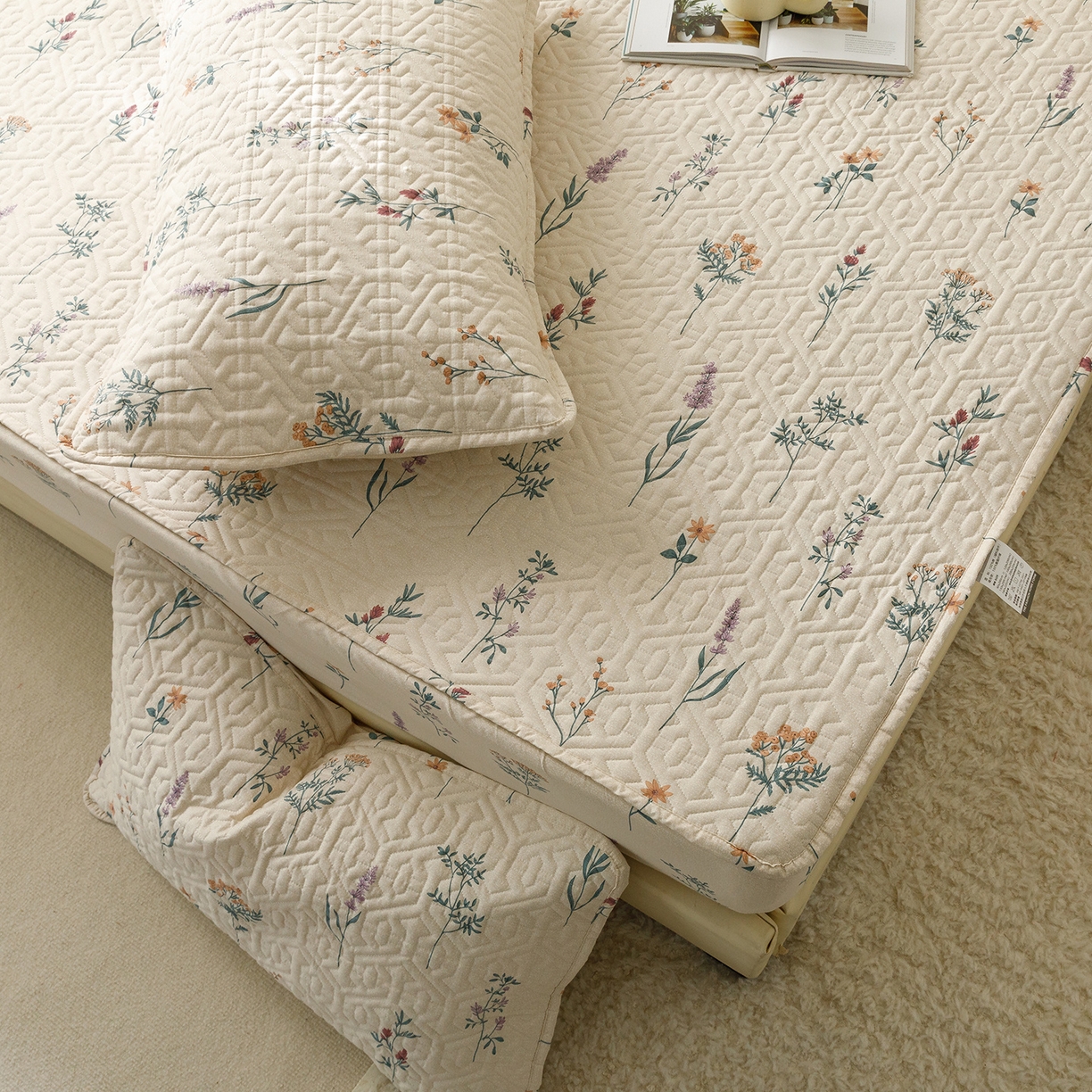 91家纺网 家纺一手货源 找家纺 忘忧草 2025新款清新简约全棉印花夹棉床笠 四季予你