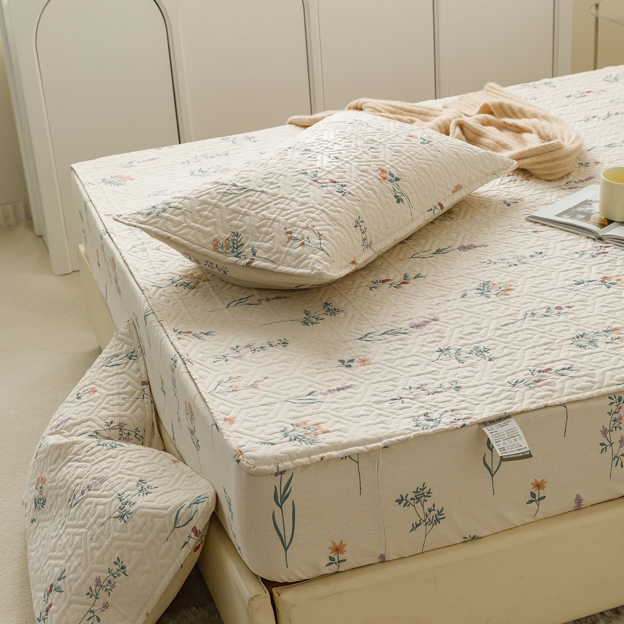 91家纺网 家纺一手货源 找家纺 忘忧草 2025新款清新简约全棉印花夹棉床笠 四季予你