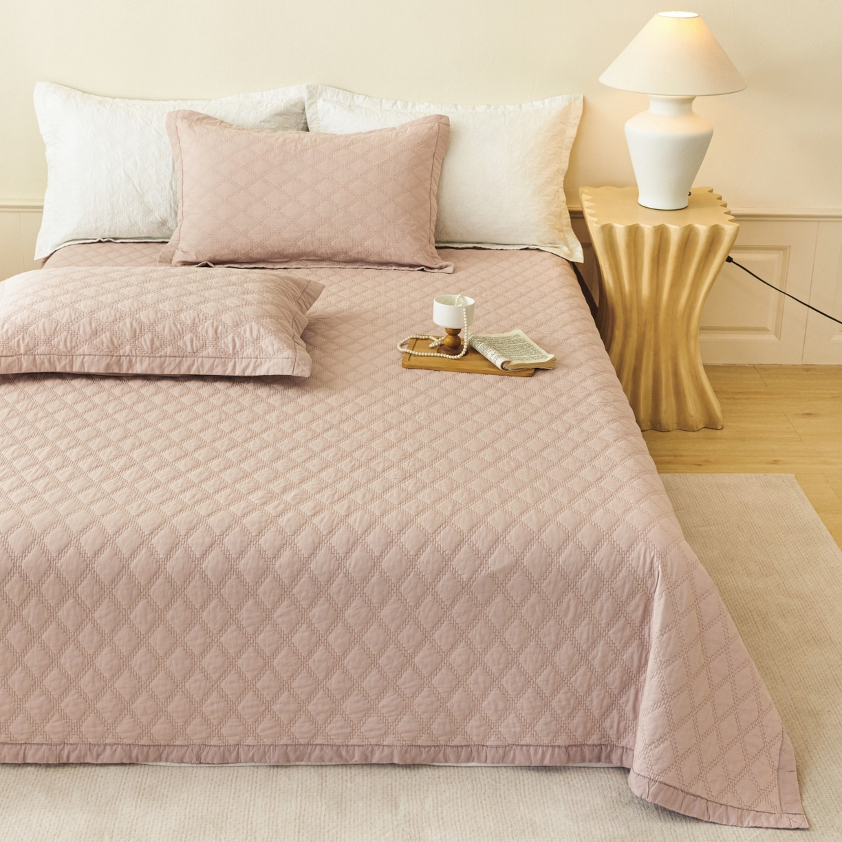 91家纺网 家纺一手货源 找家纺 （总）莎果家纺 2025新款双面60支纯棉细纱菱形格刺绣床盖