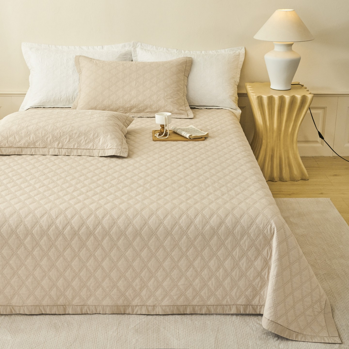 91家纺网 家纺一手货源 找家纺 （总）莎果家纺 2025新款双面60支纯棉细纱菱形格刺绣床盖