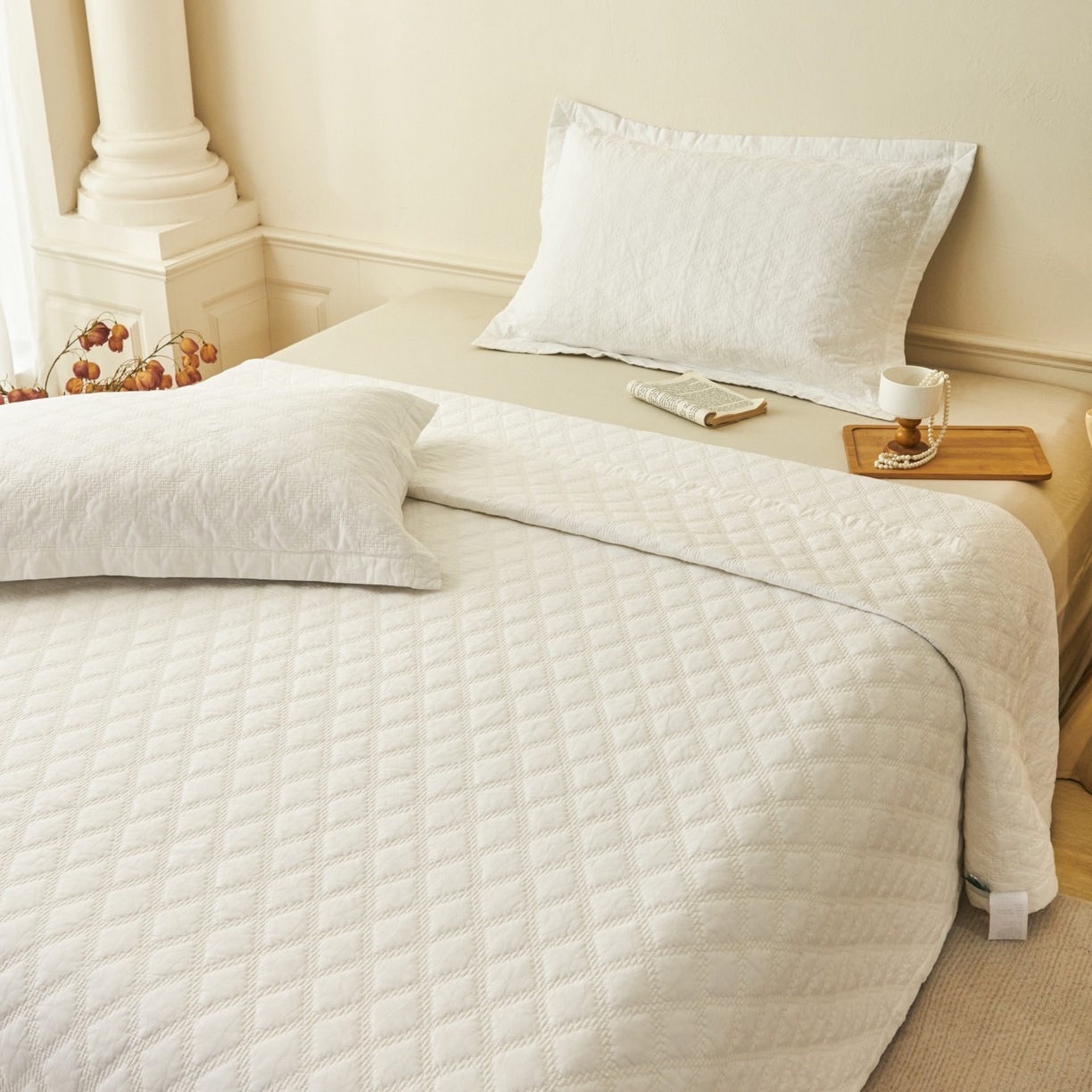 91家纺网 家纺一手货源 找家纺 莎果家纺 2025新款双面60支纯棉细纱菱形格刺绣床盖 菱形白