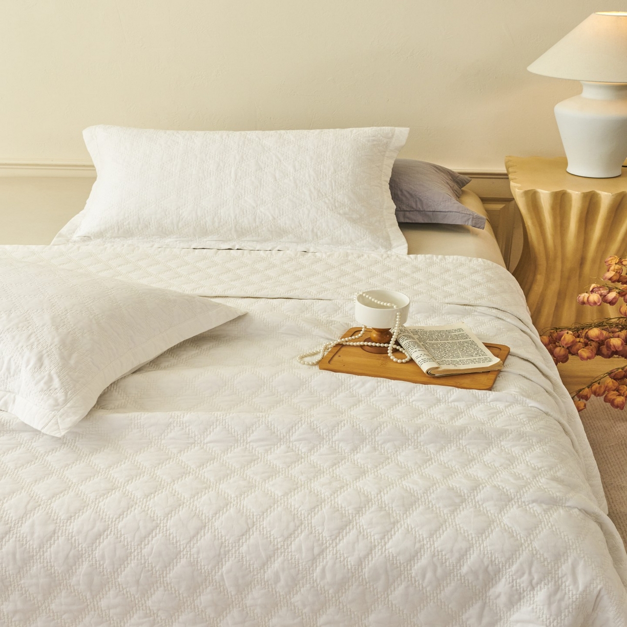 91家纺网 家纺一手货源 找家纺 莎果家纺 2025新款双面60支纯棉细纱菱形格刺绣床盖 菱形白