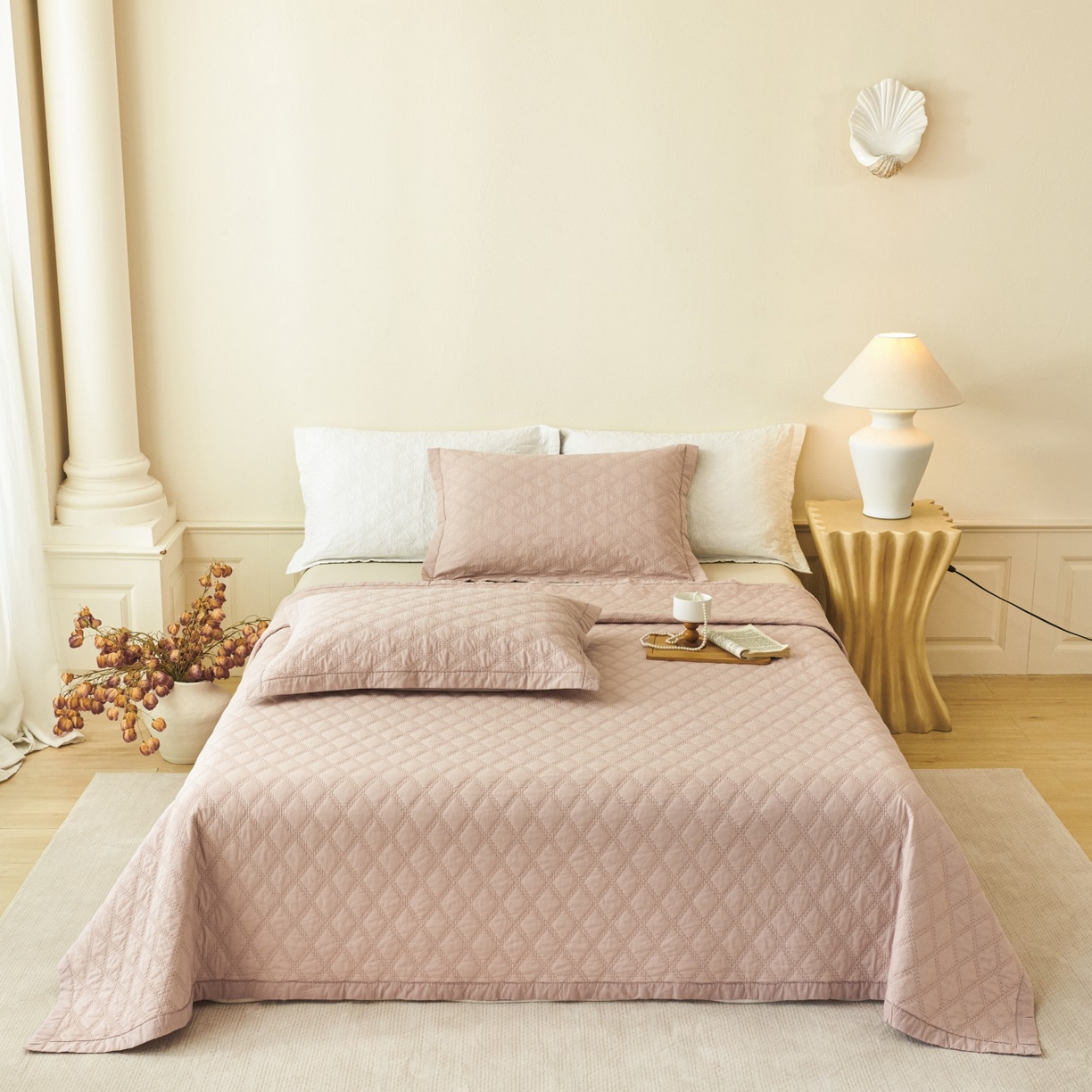 91家纺网 家纺一手货源 找家纺 莎果家纺 2025新款双面60支纯棉细纱菱形格刺绣床盖 菱形粉